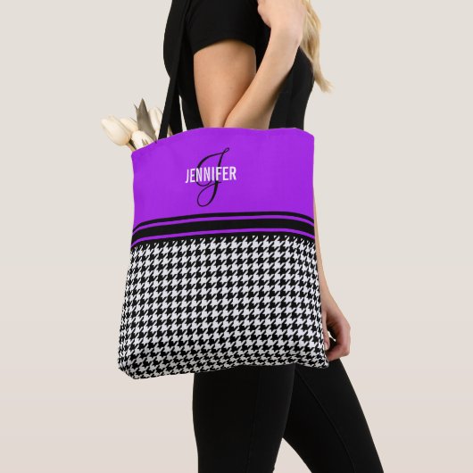 Tote Bag monogramme de nom pourpre de Black White Houndstoo (De près)