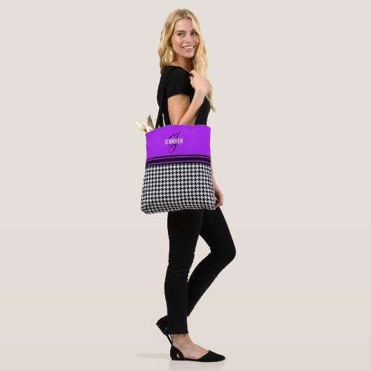 Tote Bag monogramme de nom pourpre de Black White Houndstoo (Sur le modèle)