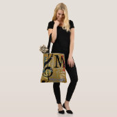 Tote Bag Monogramme de note de maquette avec noms de couleu (Sur le modèle)
