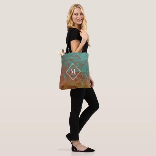 Tote Bag Monogramme de texture métallique turquoise en cuiv (Sur le modèle)