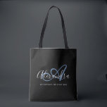 Tote Bag Monogramme élégant de nom de script en denim bleu<br><div class="desc">Personnalisez votre joli sac cabas noir tendance avec monogramme ! Le texte ci-dessous peut être personnalisé avec votre phrase préférée ou même votre nom complet ; vous pouvez également le supprimer si vous préférez. Si vous avez besoin d'aide, veuillez nous le faire savoir à belytaliarecipes@gmail.com, et nous serons ravis de...</div>
