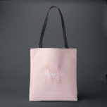 Tote Bag Monogramme et nom de la servante d'accueil personn<br><div class="desc">Cadeaux de Bridesmaids personnalisées avec le nom de la femme de bridesmaid personnalisé en style de police de script classique blanc et monogramme en style de police de serif classique rose vif comme arrière - plan avec titre et date de mariage en style de police de serif classique blanc sur...</div>