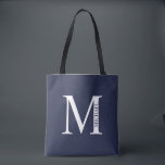 Tote Bag Monogramme et nom personnalisés bleu marine<br><div class="desc">Monogramme personnalisé et cadeau de nom caractéristiques monogramme personnalisé et nom dans le style de police serif classique. Parfait pour les mariages,  les vacances,  les réunions de famille et pour toutes les occasions spéciales.</div>