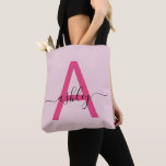 Tote Bag Monogramme Féminin Moderne en Écriture Rose Chaud<br><div class="desc">Élevez votre style quotidien avec ce sac fourre-tout à monogramme personnalisé. Avec une lettre « A » rose vif saisissante et une écriture élégante qui personnalise votre nom, ce fourre-tout allie minimalisme moderne et touche féminine. Son design spacieux et durable en fait l'accessoire idéal pour toutes les occasions - que...</div>
