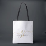 Tote Bag Monogramme Gold Noir tendance Nom initial du scrip<br><div class="desc">Emportez votre style partout où vous allez avec cet élégant sac fourre-tout monogramme. Conçu avec des initiales or gracieuses jumelées à un nom serif raffiné, il allie sophistication moderne et fonction quotidienne. Parfait pour les déplacements, les voyages d'affaires ou pour garder les objets de première nécessité organisés au travail, ce...</div>