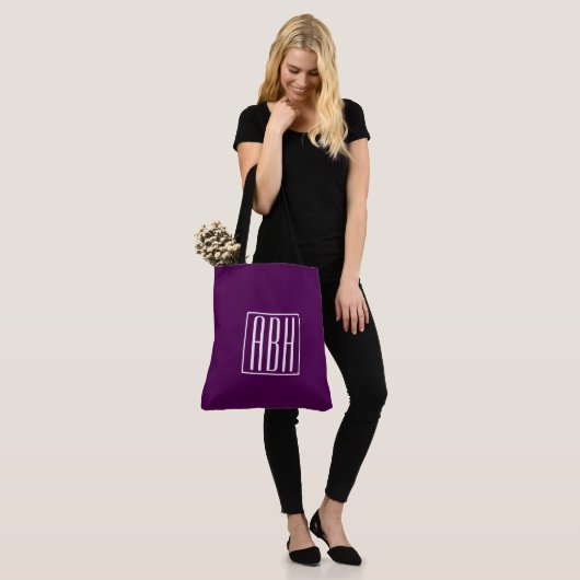 Tote Bag Monogramme initial | Blanc Sur Violet Profond (Sur le modèle)