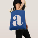 Tote Bag Monogramme Initial Moderne en Bleu Cobalt Gras Rét<br><div class="desc">Un sac fourre-tout audacieux et contemporain avec un fond bleu profond et une lettre minuscule blanche frappante en typographie moderne. Parfait pour une utilisation quotidienne, les courses, le travail ou comme accessoire de déclaration, ce design accrocheur allie minimalisme et esthétique rétro. Idéal pour les amateurs de typographie et ceux qui...</div>