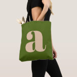 Tote Bag Monogramme Initial Retro Vert Terre Moderne Gras<br><div class="desc">Un sac fourre-tout élégant et contemporain avec un fond vert olive riche et une lettre minuscule beige gras en typographie moderne. Conçu pour une utilisation quotidienne, ce sac polyvalent est parfait pour les courses, le travail ou comme accessoire à la mode. Son design minimaliste mais accrocheur en fait un cadeau...</div>