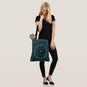 Tote Bag Monogramme Mandala Floral Sarcelle (Sur le modèle)