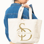 Tote Bag Monogramme Mariage Simple Personnalisé Avec Nom<br><div class="desc">Faites une impression durable avec le Monogramme Simple Mariage Or Personnalisé avec le Sac fourre-tout Nom, un cadeau exquis et pratique pour le couple mariage. Ce sac fourre-tout élégant, doté d’un monogramme d’or personnalisé avec les initiales du couple, est le parfait mélange de style et de fonctionnalité. Idéal pour les...</div>