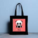 Tote Bag Monogramme mignon panda assis saumon personnalisé<br><div class="desc">Un mignon ours de panda assis par terre sur un arrière - plan saumon. Personnalisez avec votre monogramme et nom ou supprimez du texte dans les zones de texte sans nom.</div>