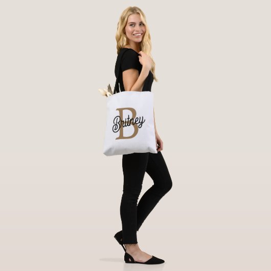 Tote Bag Monogramme moderne élégant Nom Black Gold Script (Sur le modèle)