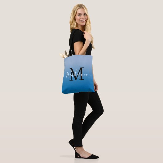 Tote Bag Monogramme moderne Nom Lumière à bleu foncé Gradie (Sur le modèle)