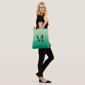 Tote Bag Monogramme moderne Nom Lumière au dégradé vert fon (Sur le modèle)