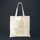 Tote Bag Monogramme Or tendance Nom Script Hobby Sport List<br><div class="desc">Personnalisé Monogramme Personnalisé Nom Sac fourre-tout avec texte éditable typographie et libellé avec une liste de ses intérêts hobby et sport joué fait un cadeau amusant et utile pour la fille en déplacement et dans beaucoup d'activités parascolaires. Cet exemple montre "hockey, crosse, randonnée, lecture, dessin" mais le texte peut être...</div>