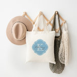 Tote Bag Monogramme personnalisé bleu ciel<br><div class="desc">Cute Girly Sac fourre-tout moderne avec un nom personnalisé personnalisé et le Monogramme initial dans une Vintage marocaine Quatrefoil Forme de trèfle Cadre</div>