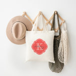 Tote Bag Monogramme personnalisé Coral<br><div class="desc">Cute Girly Sac fourre-tout moderne avec un nom personnalisé personnalisé et le Monogramme initial dans une Vintage marocaine Quatrefoil Forme de trèfle Cadre</div>