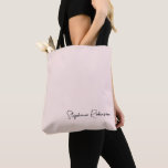 Tote Bag Monogramme personnalisé de style rose poudré éléga<br><div class="desc">Sac fourre-tout personnalisé avec un design minimaliste, simple et féminin, rose poudré, monogramme, nom, signature, écriture cursive. Ce design présente un nom personnalisé dans une typographie de signature de style lettrage manuscrit joli et cursif (ou calligraphie) sur un fond rose pastel poussiéreux ou rose blush clair. Cadeau féminin idéal pour...</div>