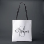 Tote Bag Monogramme personnalisé noir moderne et élégant<br><div class="desc">Sac fourre-tout moderne et élégant dispose d'un design personnalisé simple et minimal gris et noir (les couleurs peuvent être modifiées) monogramme personnalisé qui peut être personnalisé avec une initiale et le nom dans le script. Un cadeau parfait pour la femme spéciale dans votre vie... maman, soeur, fille, tante, grand-mère et...</div>