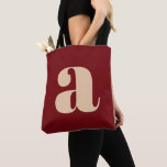 Tote Bag Monogramme rétro moderne rouge foncé gras initial<br><div class="desc">Un sac fourre-tout audacieux et élégant, avec un arrière - plan bordeaux rouge cerisier foncé et une grande lettre en minuscule beige dans la typographie moderne. Parfait pour un usage quotidien, le shopping, le travail, ou comme accessoire de déclaration. Ce design contemporain allie minimalisme et esthétique d'inspiration rétro, ce qui...</div>