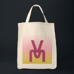 Tote Bag Monogramme rose et or<br><div class="desc">Design graphique cool sur un arrière - plan rose et or dégradé avec grand 2 monogramme empilé initial sur l'avant et petit trois ou deux monogrammes initiaux sur l'arrière. Moderne et minimaliste. Lorsque vous ajoutez votre monogramme, vous devrez peut-être ajuster la taille et l'espacement des polices en fonction de la...</div>