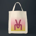 Tote Bag Monogramme rose et or<br><div class="desc">Design graphique cool sur un arrière - plan rose et or dégradé avec grand 2 monogramme empilé initial sur l'avant et petit trois ou deux monogrammes initiaux sur l'arrière. Moderne et minimaliste. Lorsque vous ajoutez votre monogramme, vous devrez peut-être ajuster la taille et l'espacement des polices en fonction de la...</div>