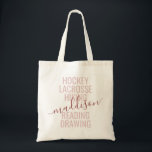 Tote Bag Monogramme rose Nom Script Hobby Sports<br><div class="desc">Personnalisé Rose et Rose Gold Custom Monogramme Nom Sac fourre-tout avec texte éditable typographie et libellé avec une liste de ses intérêts de passe-temps et de sports joué fait un cadeau amusant et utile pour la fille en déplacement et dans beaucoup d'activités parascolaires. Cet exemple montre "hockey, crosse, randonnée, lecture,...</div>