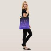 Tote Bag Monogramme rustique élégant noir violet bleu (Sur le modèle)