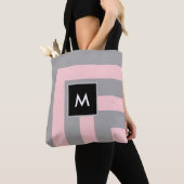 Tote Bag Monogramme sur rayé gris clair et rose (De près)