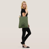 Tote Bag Monogramme vert olive moderne minimal (Sur le modèle)