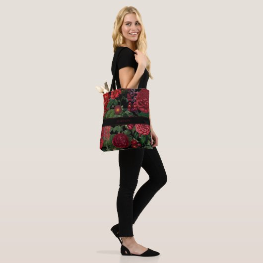 Tote Bag Moody Florals Noir & Bourgogne Monogramme (Sur le modèle)
