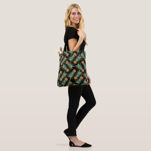 Tote Bag Motif d'ananas tropical sur noir (Sur le modèle)