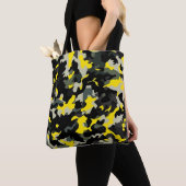 Tote Bag Motif de camouflage noir et jaune (De près)