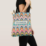 Tote Bag Motif de la flamme rose bleu jaune Monogramme |<br><div class="desc">Cute personnalisable corps croisé fourre-tout avec un motif de point de flamme coloré dans l'arrière - plan. Design élégant monogrammé avec typographie de script pour toucher personnalisé. Sacs de carrosserie cool pour les affaires, l'entreprise, les livres scolaires, la paperasse, les fournitures de bureau, les accessoires de sport etc. Idéal pour...</div>