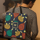 Tote Bag Motif de raquettes Padel avec initial<br><div class="desc">Ce sac fourre-tout est prêt à être customisé avec votre choix d'origine et dispose d'un motif de padel de raquettes et de balles dans les nuances de terre cuite,  or,  turquoise,  jaune et crème contre un arrière - plan bleu marine.</div>