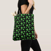 Tote Bag Motif de trèfle vert à quatre feuilles sur noir (De près)