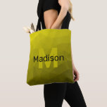 Tote Bag Motif en maille géométrique gris foncé jaune<br><div class="desc">Sac fourre-tout Monogramme motif à maille géométrique ombragée jaune foncé. Personnalisez avec votre initiale et votre nom personnalisés. Motif de maillage géométrique dégradé d'or jaune. Maille géométrique triangulaire avec dégradé noir foncé jaune clair.</div>
