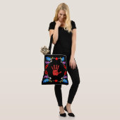 Tote Bag Motif Floral Ojibwe MMIW noir (Sur le modèle)