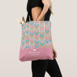 Tote Bag Motif Herringbone moderne - Or bleu rose<br><div class="desc">Une motif colorée dans les tons rose,  or et bleu. Ajoutez votre nom pour personnaliser ce sac fourre-tout. Un design coloré avec un coeur mignon pour rendre le monogramme spécial.</div>