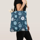 Tote Bag Motif sans couture avec fleurs d'été bleues sur fo (De près)