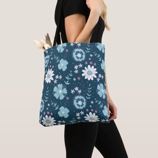 Tote Bag Motif sans couture avec fleurs d'été bleues sur fo (De près)