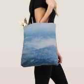 TOTE BAG MOUNTAIN UNDER BLUE SKY AT DAYTIME (De près)