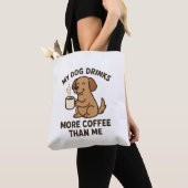 Tote Bag My Dog Drinks More Coffee Than Me – Dog Lover Gift (De près)