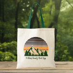 Tote Bag Nature personnalisée Famille Vacances Forêt verte<br><div class="desc">Personnalisez votre voyage en famille vers les sacs pour entreprendre un voyage dans la nature cet été ou cet automne. Personnalisez avec votre nom de famille sous la forêt verte d'arbres et le coucher de soleil de montagne foncé pour un séjour cool pour votre groupe extérieur.</div>