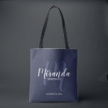 Tote Bag Navy Blue Modern Script Accueil Bridesmaitres<br><div class="desc">Ajoutez une touche personnelle à votre mariage grâce à un sac fourre-tout cadeau personnalisé d'hôtesses d'accueil. Ce sac fourre-tout présente le nom personnalisé de la demoiselle d'honneur en blanc style de police de script moderne et monogramme en bleu marine clair style de police de script moderne comme arrière - plan...</div>