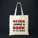 Tote Bag Ne jamais juger un livre par son film | Pour les a<br><div class="desc">Sac fourre-tout amusant amoureux du livre pour les nerds - Lectures Ne jugez jamais un livre par son film en lettres majuscules rouges et noires. Créé après avoir regardé tous ces films décevants récemment basés sur des livres classiques fantastiques. Un cadeau amusant pour les écrivains, lecteurs, enseignants, étudiants et geeks,...</div>