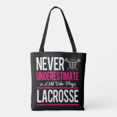Tote Bag Ne Sous-Estimez Jamais Une Fille Qui Joue Lacrosse (Dos)