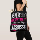 Tote Bag Ne Sous-Estimez Jamais Une Fille Qui Joue Lacrosse (De près)