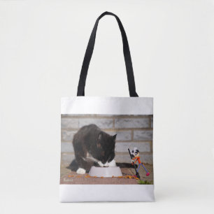 Tote Bag Nettoyage de Fubby avec le balai près du Chat en t