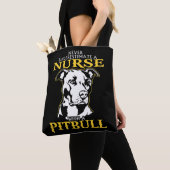 Tote Bag Never Underestimate A Nurse With A Pitbull never u (De près)